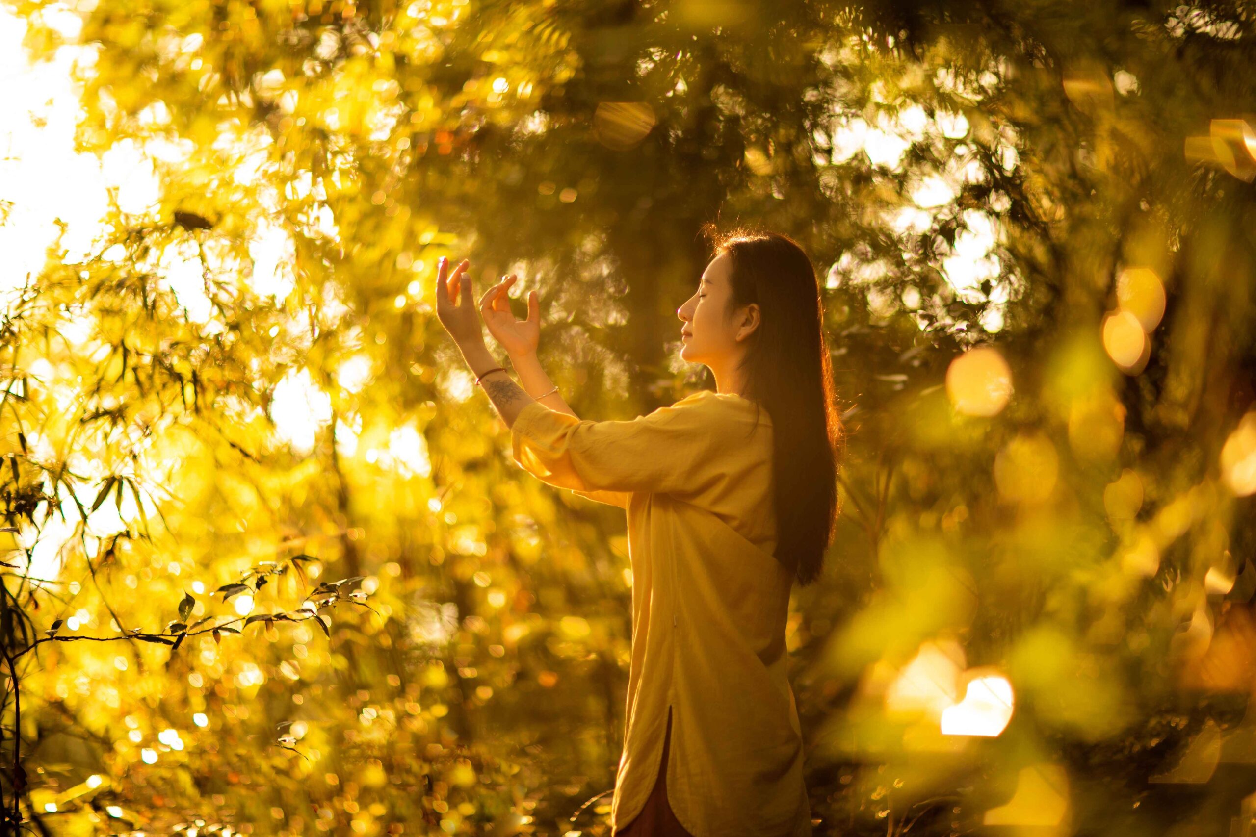 Yellow Aura Meaning: Personality, Shades, and Spiritual Power